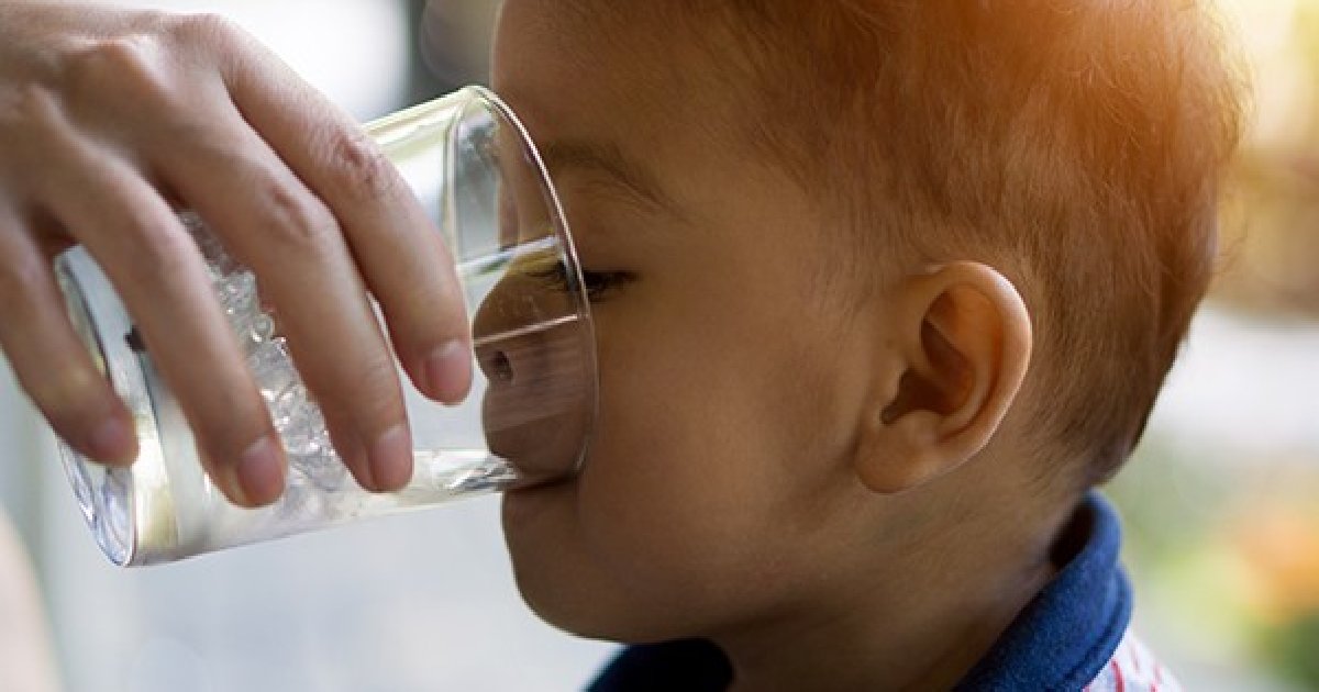 Bisogna dare acqua al bambino quando fa caldo?
